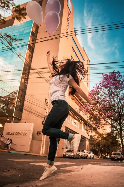 Gambar Gadis Balon Musim Panas Kota Melompat Imut Fotografi