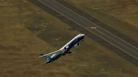 Video Boeing 787 9 Dreamliners Near Vertical Takeoff
