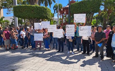 Vendedores De Tianguis Se Manifiestan Frente Al Palacio Municipal De