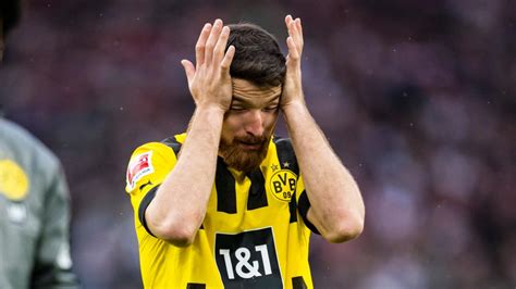 FC Bayern And BVB The Championship Fight Is An Embarrassing Snail Race