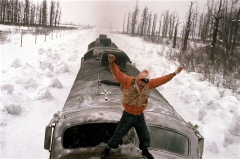 Two escaped convicts and a female railway worker find themselves trapped on a train with no brakes and nobody. Runaway Train - Nischenkino.de