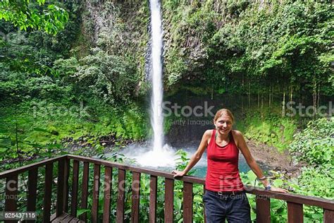 Junge Frau Vor Dem Wasserfall Im Regenwald Stockfoto Und Mehr Bilder