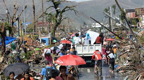 filipinas tifón azota con ráfagas de hasta 240 km h y provoca la evacuación de decenas de miles