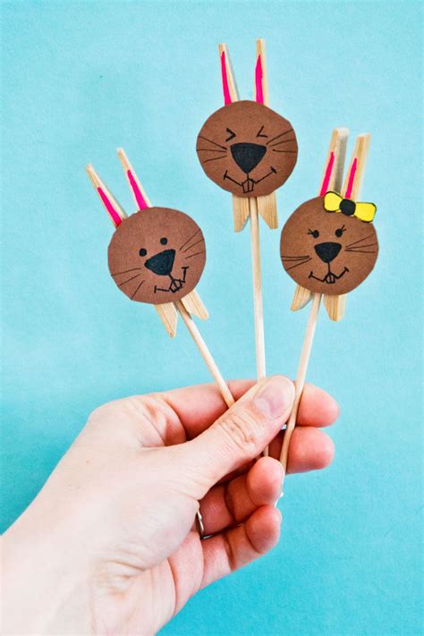 Man kann eier suchen, schokoladenhasen essen und das sonnige wetter genießen. Süße Osterhasen basteln mit Wäscheklammern: ganz schnell ...