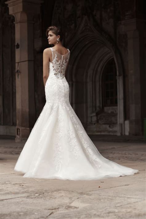 Il panno è fatto di crepe. abiti da sposa in pizzo a sirena con schiena effetto ...