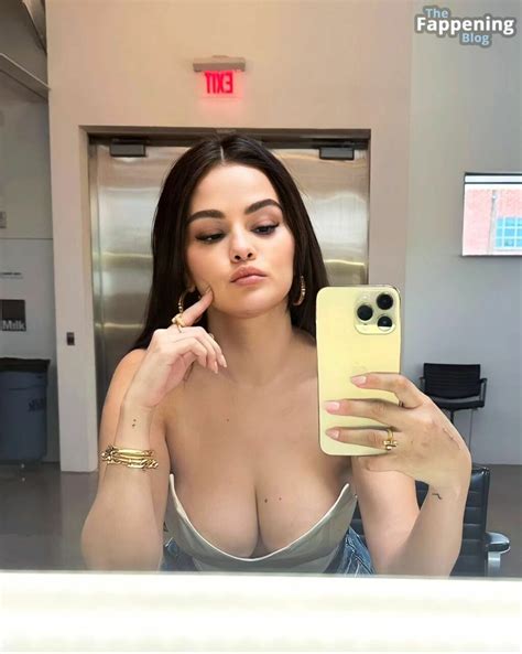 Selena Gomez Shows Off Her Sexy Boobs 2 Photos Thefappening