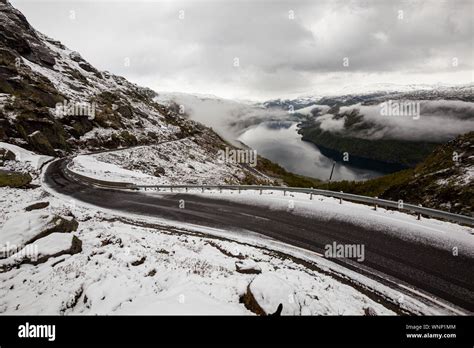 Mountain Road Mountain Pass Hi Res Stock Photography And Images Alamy