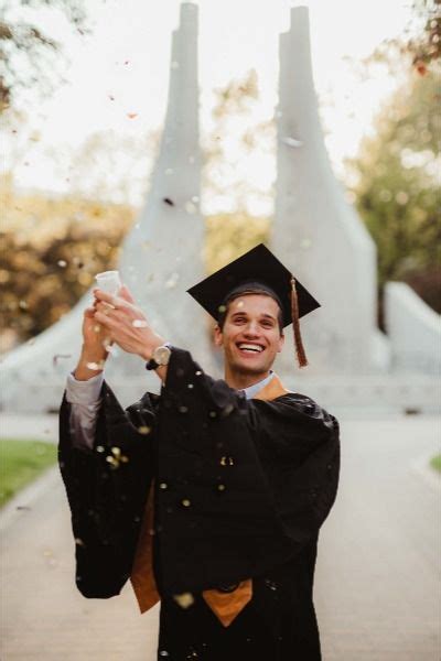 College Graduation Pictures Poses Artofit