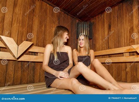 Dwa Pi Knej Kobiety W Sauna Obraz Stock Obraz Z O Onej Z Femaleness
