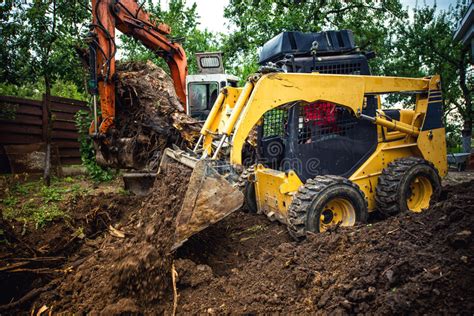 El Ajardinar Trabaja Con El Emplazamiento De La Obra De La Niveladora Y