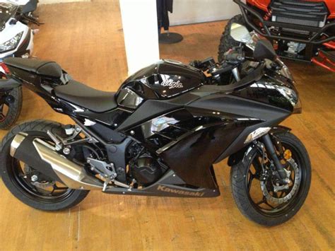 No vídeo uma ninja 300 branca e outra preta. 2014 Kawasaki Ninja 300 Sportbike for sale on 2040-motos