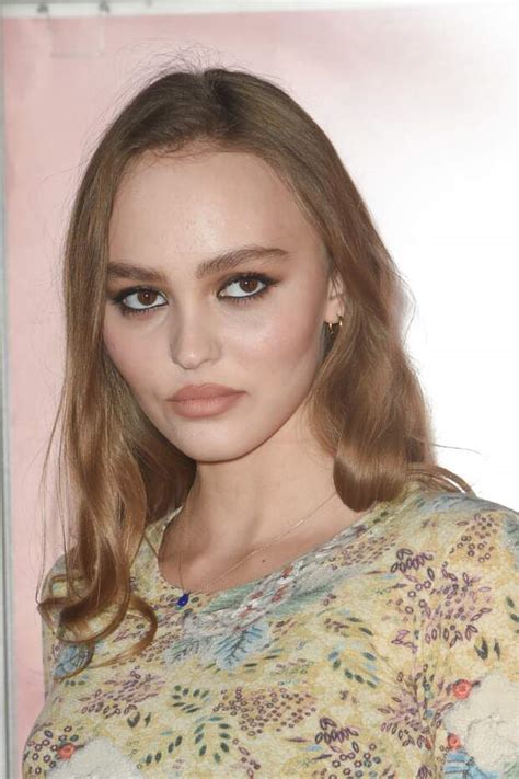 Lily Rose Depp Ravissante Opte Pour Une Moue Boudeuse Et Un Style Très