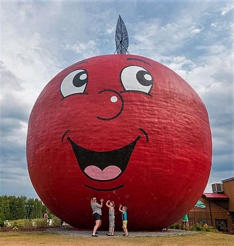 Worlds Largest Apple Colborne Ontario The Big Apple Is A Bakery