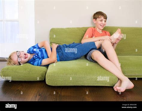 Child Lying On Sofa Feet Banque De Photographies Et Dimages à Haute