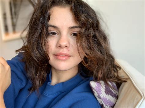 Selena Gomez Shows Off Natural Curls In No Makeup Selfies