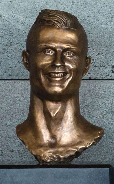 A bronze statue of cristiano ronaldo that left football fans scratching their heads is replaced. Ronaldo statue, or is it? - Soccer Viral