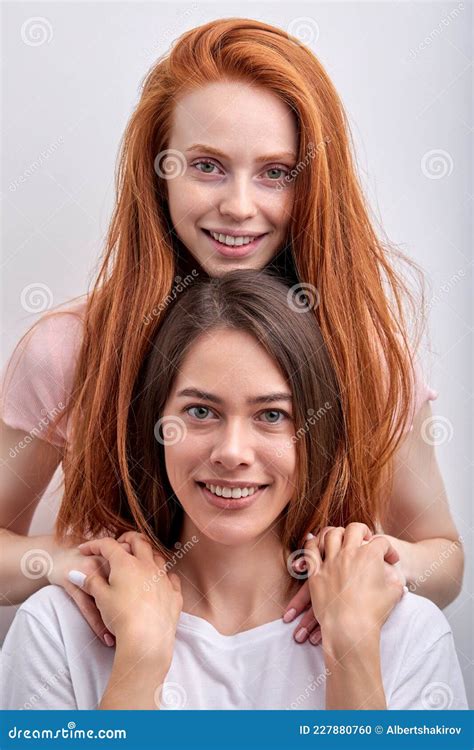 duas jovens sexy de geração legal z mulheres lgbtq casal lésbica namorando abraçando foto de
