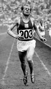 Emil zátopek voitti lontoon kesäolympialaisissa 1948, 10 000 metrin juoksussa kultaa ajalla 29.56,6 (vaikka juoksi matkaa kilpaa vasta toista kertaa) ja hopeaa 5 000 metrillä belgialaisen gaston reiffin jälkeen ajalla 14.17,8. rediff.com: The 'Locomotive' breath