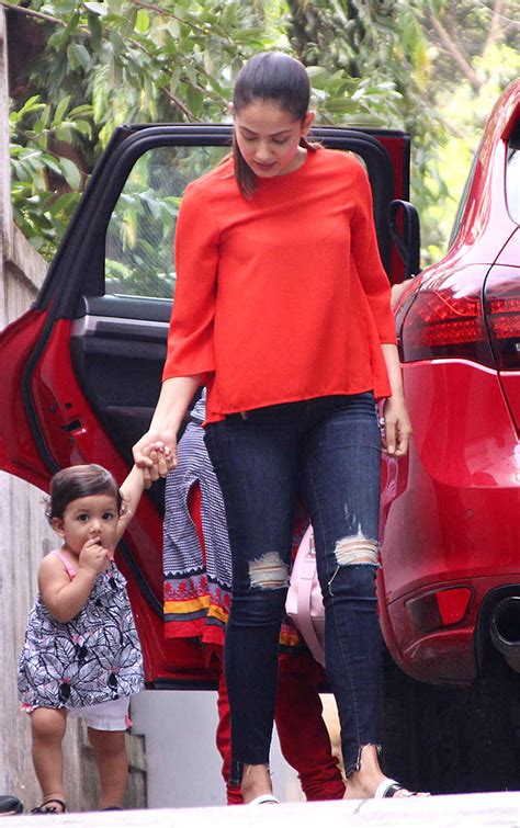 Mira rajput kapoor was in the missmalini hq and of course, we asked to go through her phone. Mira Rajput with Daughter 'Misha' Spotted In Bandra