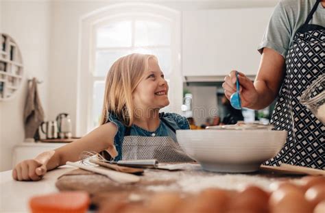 Madre E Figlio Che Cucinano Insieme Nella Cucina Fotografia Stock