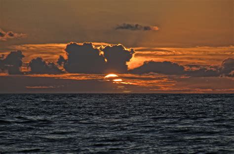 Gambar Matahari Terbenam Di Laut Blacki Gambar