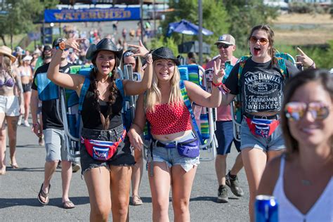 Photos Country Music Fans Go Wild At Day 2 Of Watershed Festival