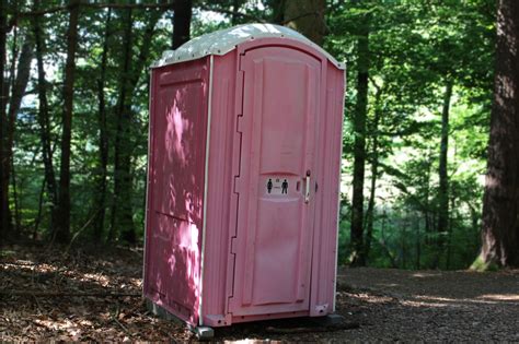 무료 이미지 자연 숲 흘리다 담홍색 공공의 옥외 변소 설정 위생적인 화장실 오두막 공중 화장실 사람이 만든 물건 도자기 옥외 구조물 정원 건물