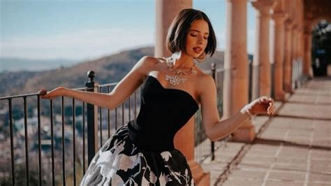 FOTO Ángela Aguilar enamora con coqueto vestido negro y deslumbra las