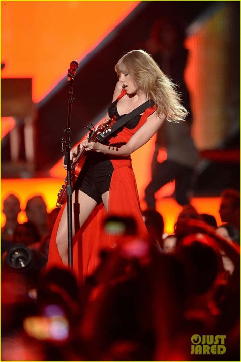 Photo Taylor Swift Cmt Music Awards Performance 2013 Video 20 Photo