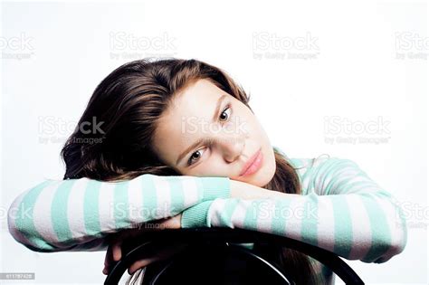 십대 여자아이 루킹 걱정스러움 격리됨에 흰색 배경의 갈색 머리에 대한 스톡 사진 및 기타 이미지 갈색 머리 감정 고독 부정적인 감정 표현 Istock