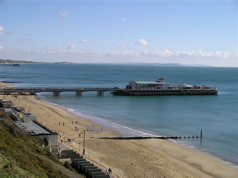 Bournemouth (/ ˈ b ɔːr n m ə θ / ()) is a coastal resort town on the south coast of england.at the 2011 census, the town had a population of 183,491. Bournemouth - Wikimedia Commons