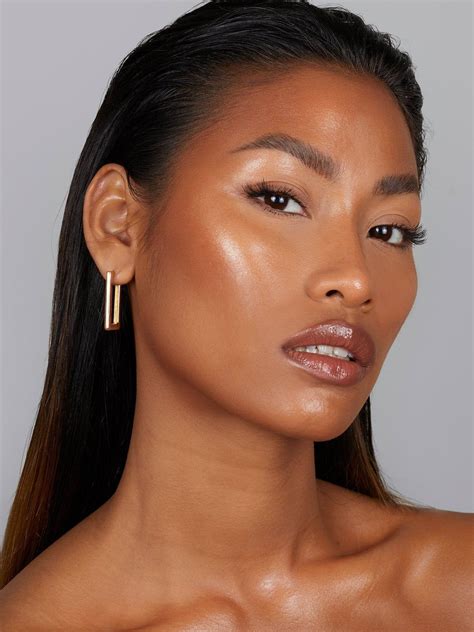 Gloss Highlighter Refy Natural Makeup Cheekbones Makeup Glowy Makeup