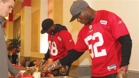 49ers Serve Thanksgiving Meal