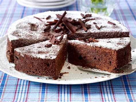 Butter unterrühren, etwas abkühlen lassen und dann über den abgekühlten kuchen geben. Schneller Schokokuchen mit und ohne Zucker | Liebenswert ...