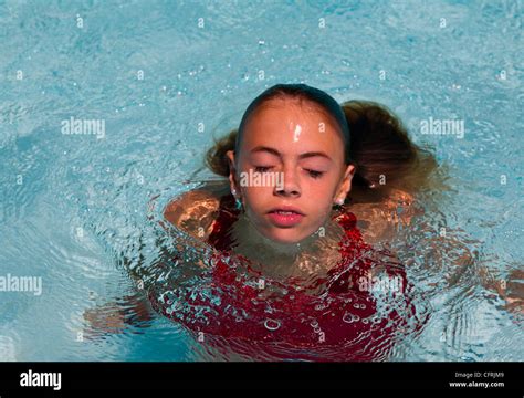 10 11 Year Old Girl Swimming Banque De Photographies Et Dimages à