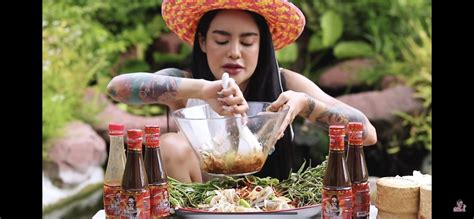 ก่อนหน้านี้ พิมรี่พาย มีการโพสต์คลิปพูดถึงแฟนเก่าทั้งน้ำตาขณะทานเข้า พร้อมข้อความว่า เมื่อพูดถึงแฟนเก่าพิม. หน้าเก่า "พิมรี่พาย" แม่ค้าออนไลน์สุดแซ่บ