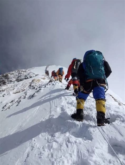 Worlds Highest Traffic Jam 11 Climbers Died On Mount Everest In One