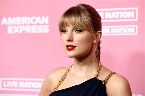 Taylor Swift Says Dixie Chicks Controversy Made Her Resistant To