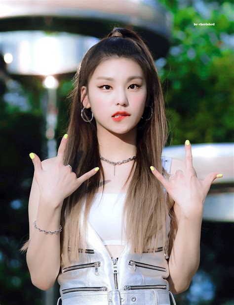 One smile with her eyes and you're sold. 190831 Yeji : ITZY