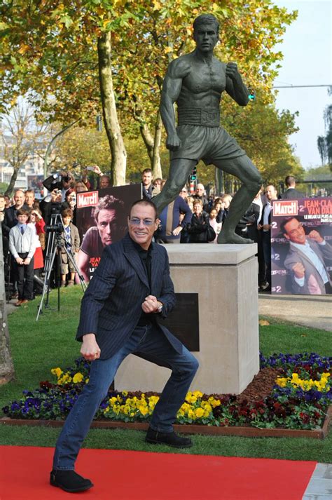 Popcorns 🍿 On Twitter La Légende Jean Claude Van Damme Pose Devant Sa Statue à Anderlecht En