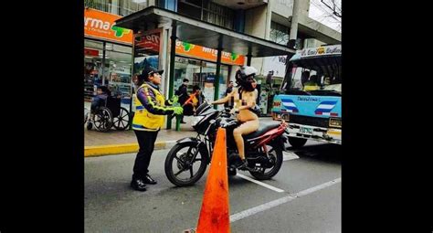 Mujer Se Pase En Moto Completamente Desnuda Por Miraflores Fotos