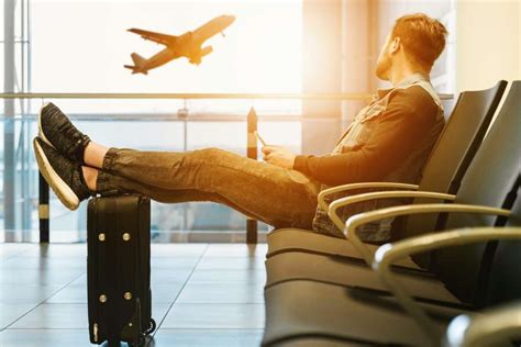 🥇 Imagen De Hombre Esperando Su Vuelo En El Aeropuerto 【foto Gratis