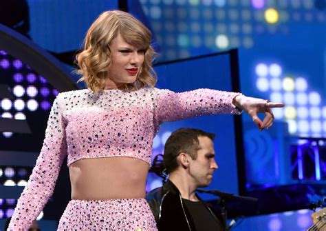 Psbattle Taylor Swift Points To The Crowd Rphotoshopbattles