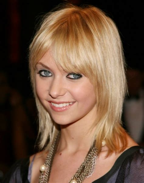 Taylor Momsen With Layered And Texturized Hair That Nestles Around Her Neck