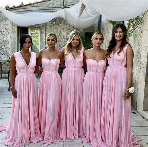 Una foto in cui si vede la bimba per la prima volta con una didascalia tanto semplice quanto emozionante: Chiara Ferragni and Fedez wedding in Noto Sicily wearing a ...