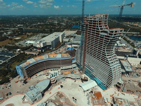 Algunos edificios y casas que se encuentran alrededor del lugar del derrumbe están sin luz, mientras que varios camiones de la compañía de electricidad fpl están trabajando para restituir el servicio. Inauguran el Hotel Hard Rock, en forma de guitarra, en ...
