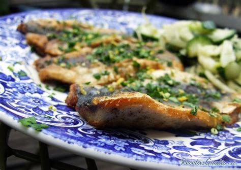 Una vez creada la masa, tomar pequeñas porciones. Receta de Sardinas en cazuela (Moraga de sardinas ...