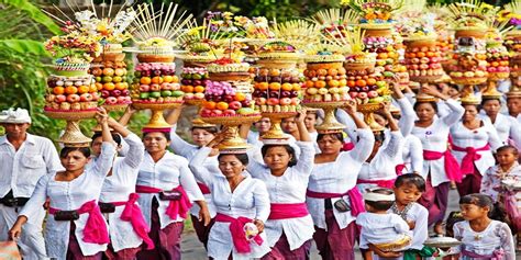 Gebogan Sesaji Yang Diusung Saat Tradisi Hindu Di Bali