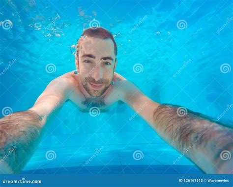 Junger Gutaussehender Mann Der Unter Wasser In Einem Swimmingpool