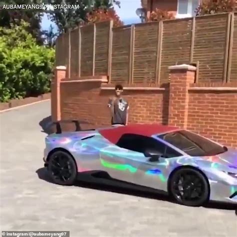 Premier league hinchas del arsenal se encaran con el delantero en las calles de londres. Arsenal star Aubameyang adds customised Lamborghini to ...